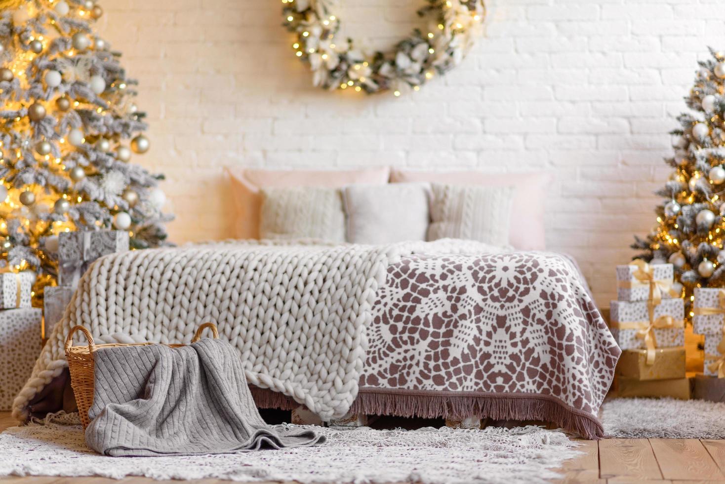 salle intérieure décorée de noël et du nouvel an avec des cadeaux et un arbre du nouvel an photo