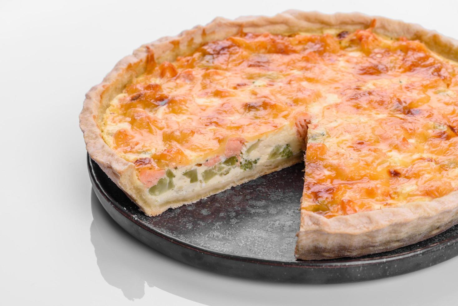 délicieuse quiche fraîche au brocoli, saumon et fromage photo