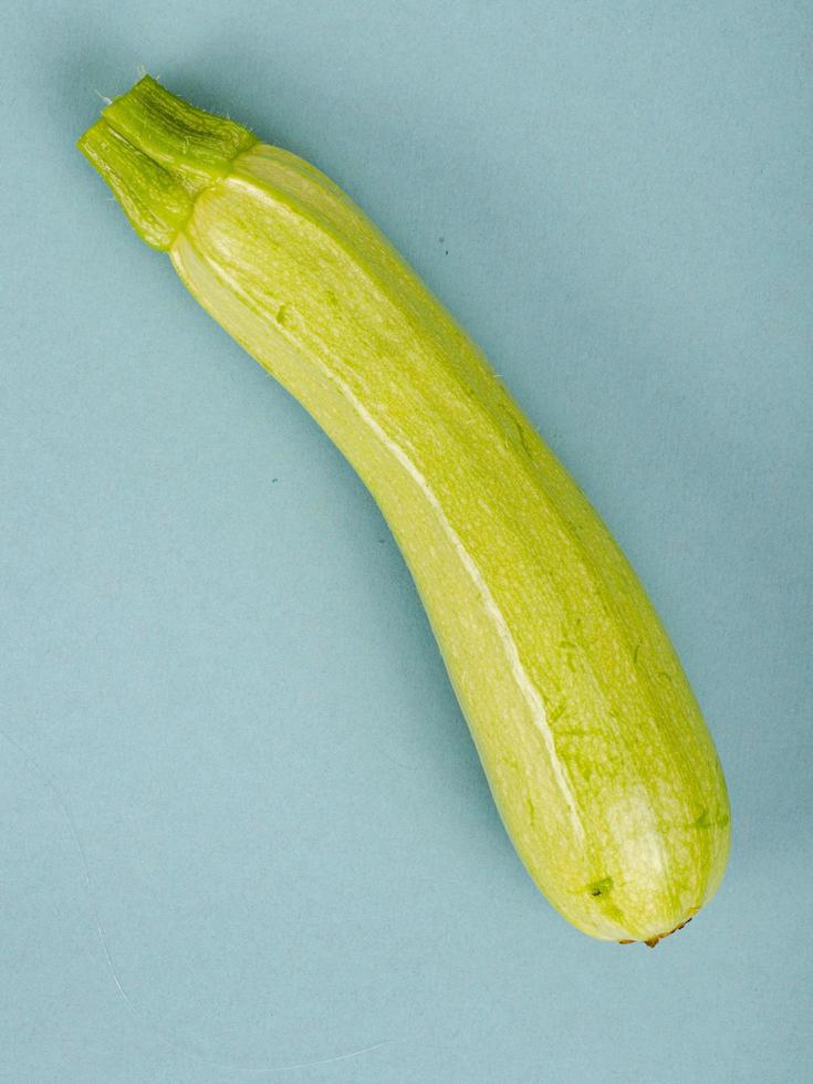 idée avec des légumes biologiques frais sur fond clair. concept de santé minimal. studio photo