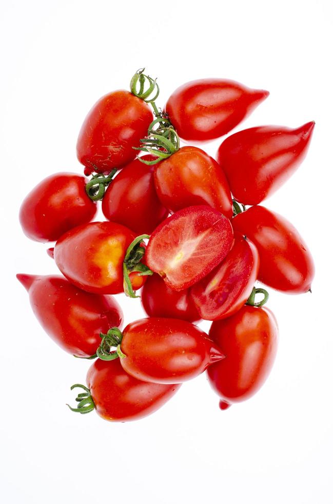tomates biologiques mûres fraîches sur fond blanc. photo d'atelier.
