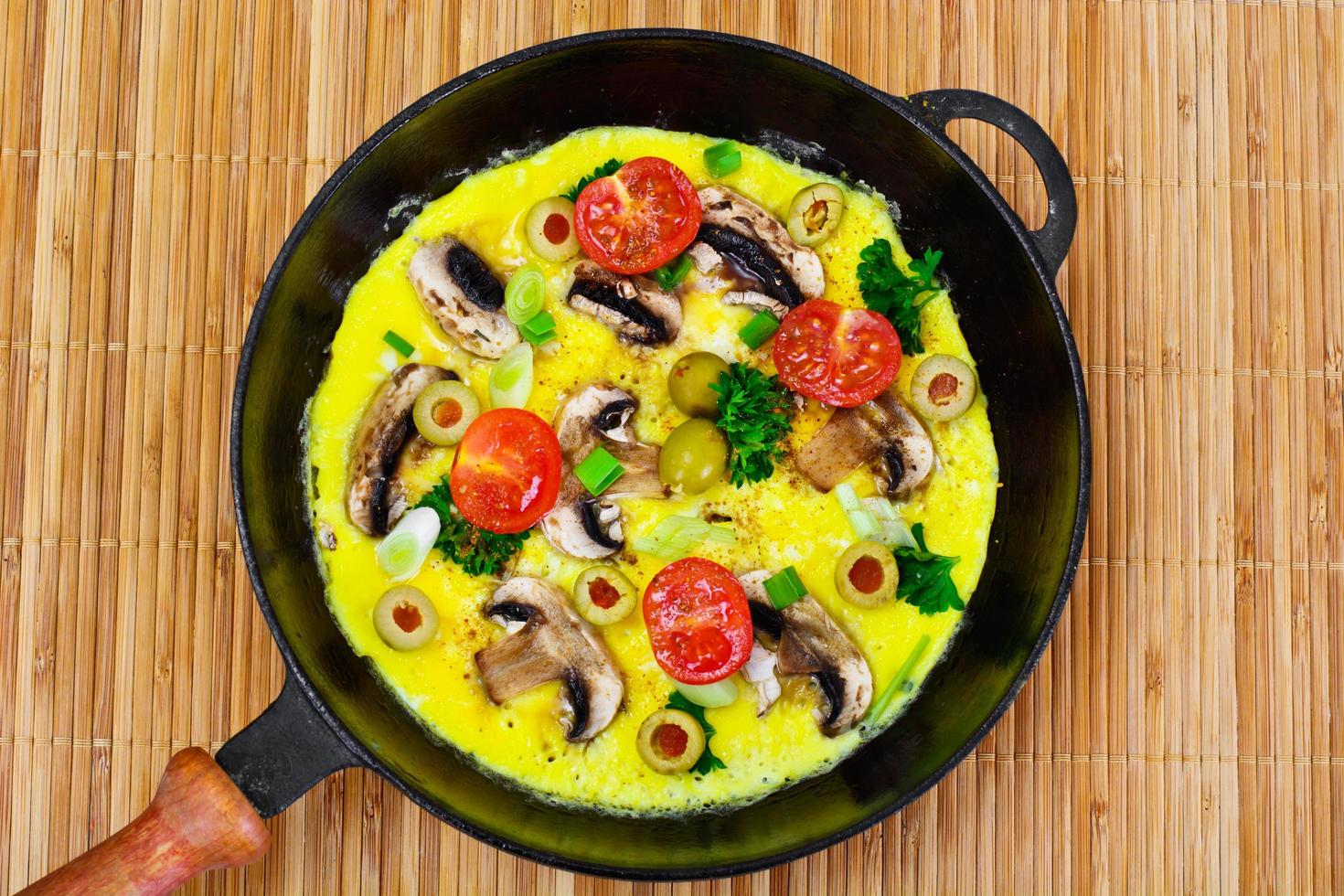 alimentation saine et diététique. oeufs brouillés aux champignons photo