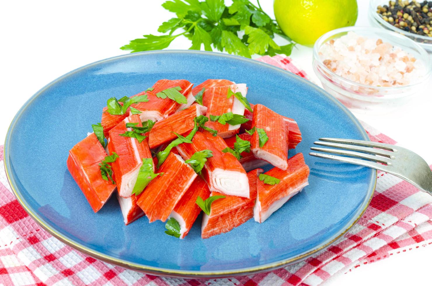 bâtonnets de crabe, surimi, imitation, collation sur assiette. studio photo