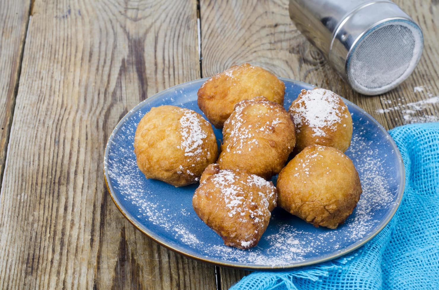 petits pains beignets au caillé sucré avec du sucre en poudre sur une table en bois photo