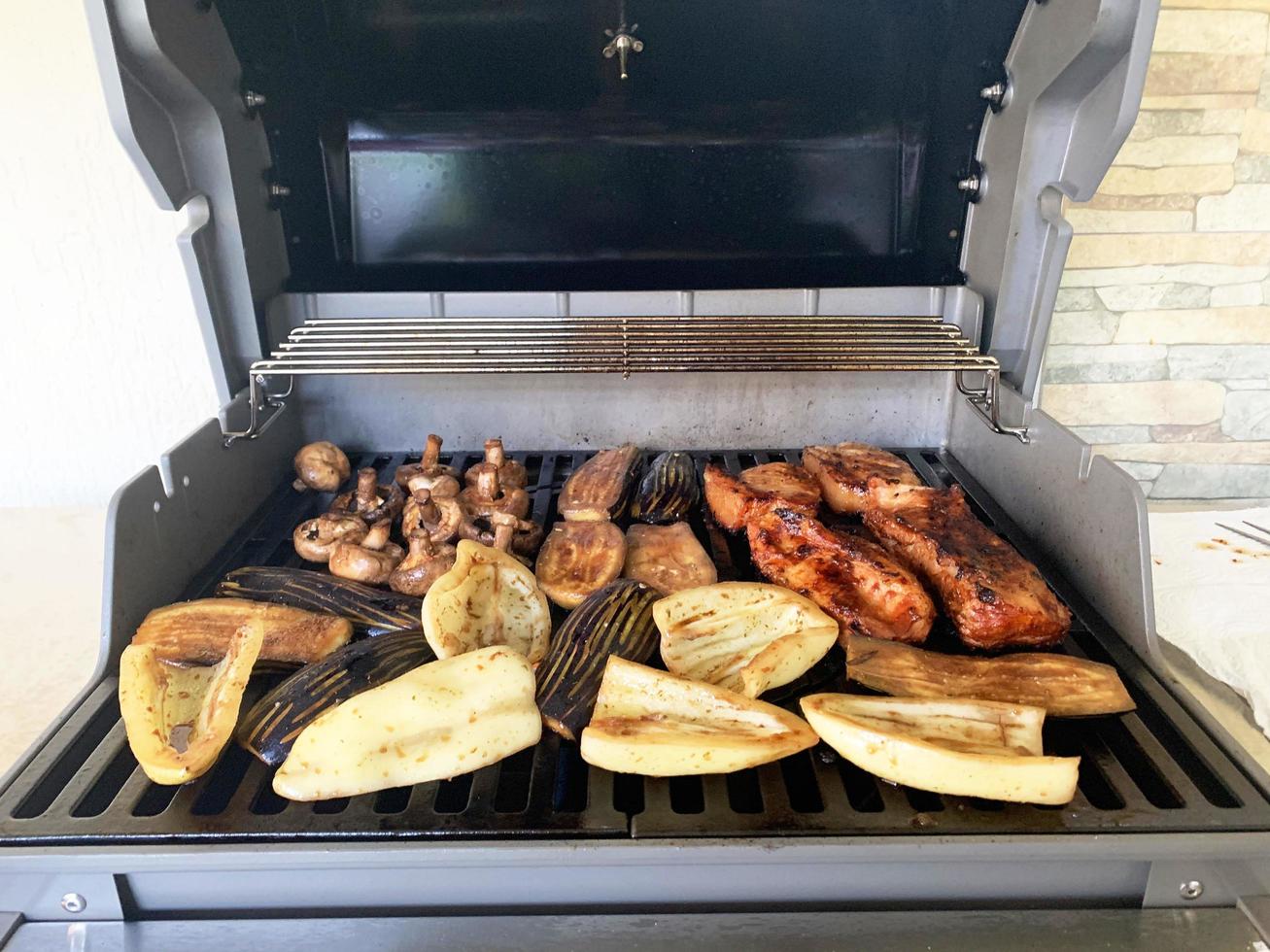 des morceaux de légumes et de viande sont grillés photo