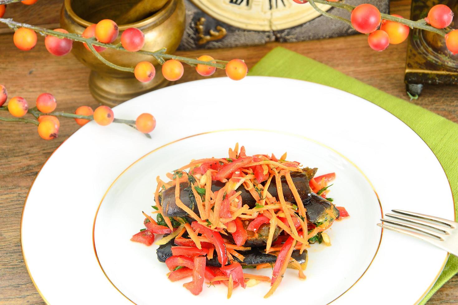 alimentation et alimentation saine. salade d'aubergines, carottes. photo