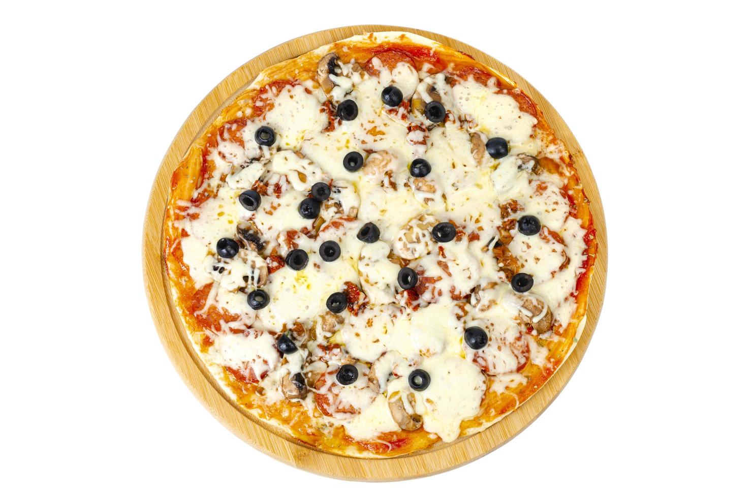 pizza maison avec pepperoni, champignons, mozzarella et olives. studio photo