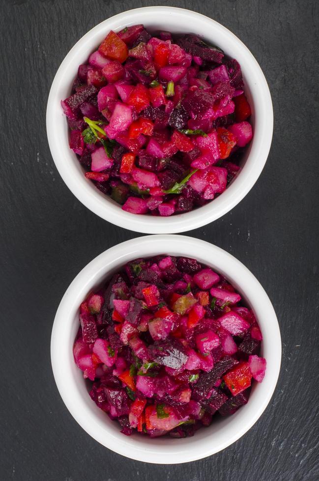 plats diététiques à la betterave. salade de légumes végétarienne. studio photo