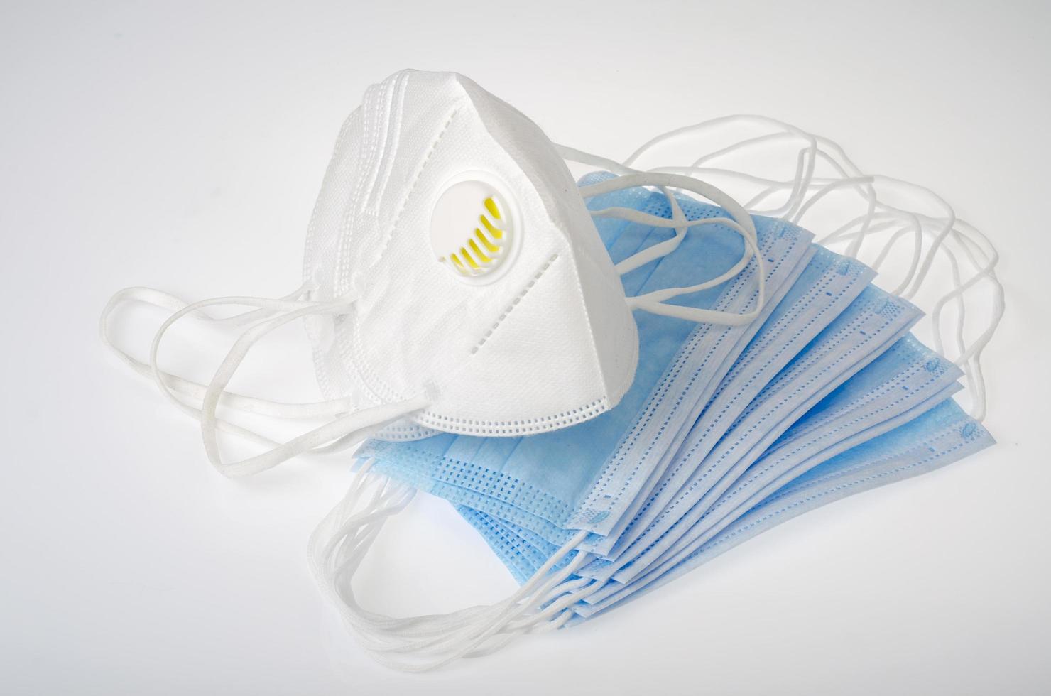 masques médicaux jetables bleus et respirateurs blancs - protection contre le coronavirus photo