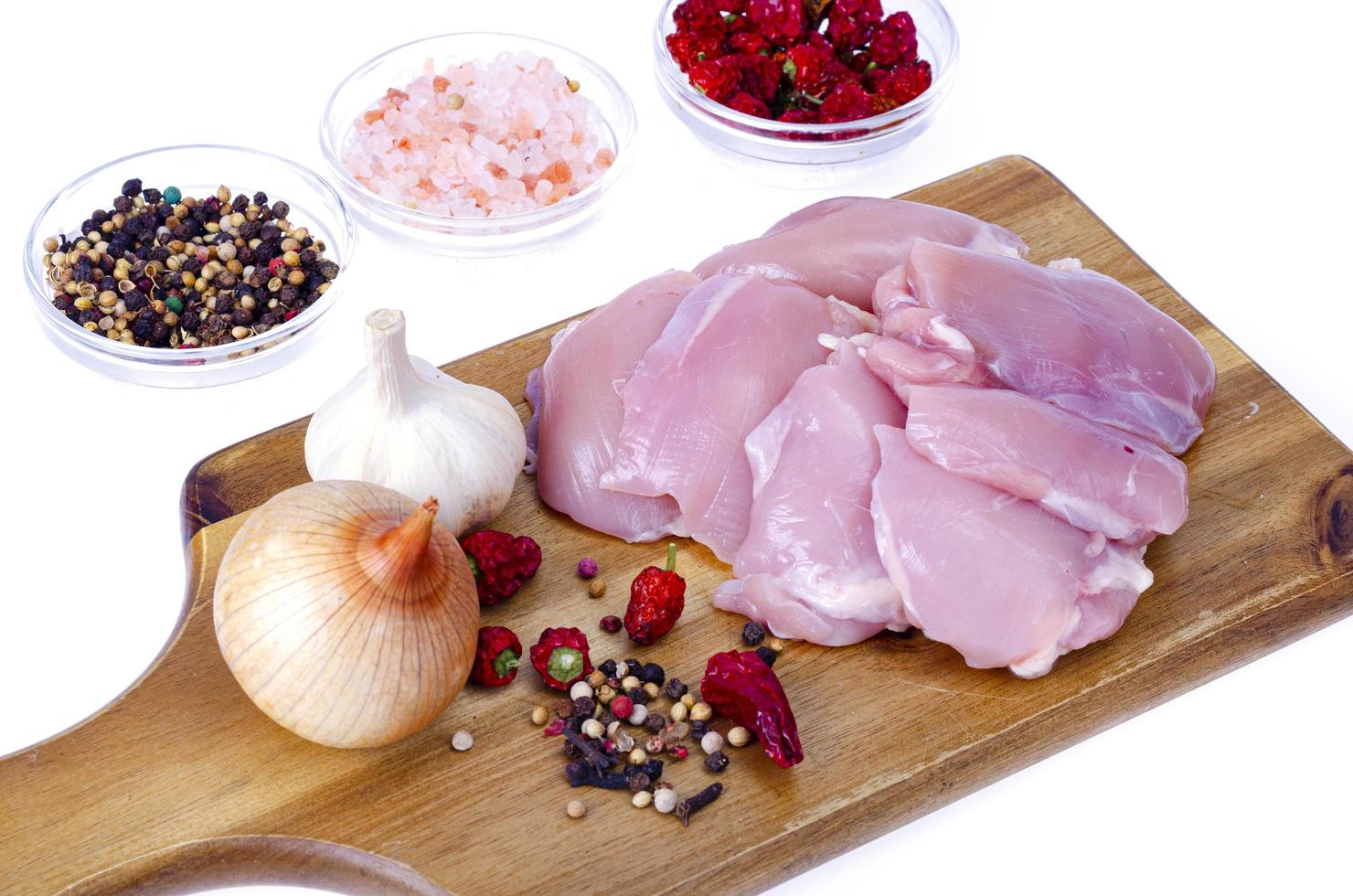 filet de poulet éco rose cru frais pour la cuisson sur plaque blanche. studio photo