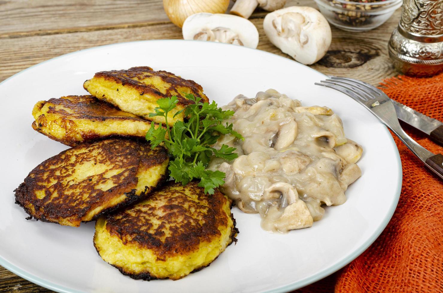 galettes de pommes de terre râpées frites avec sauce aux champignons. studio photo