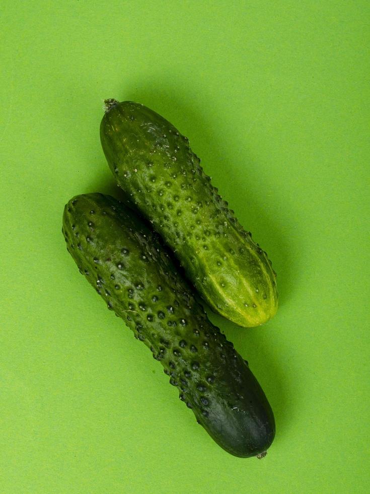 idée avec des légumes biologiques frais sur fond clair. concept de santé minimal. studio photo