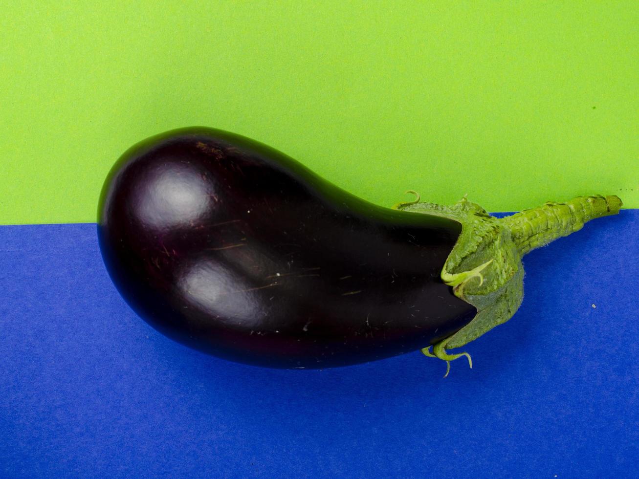 idée avec des légumes biologiques frais sur fond clair. concept de santé minimal. studio photo