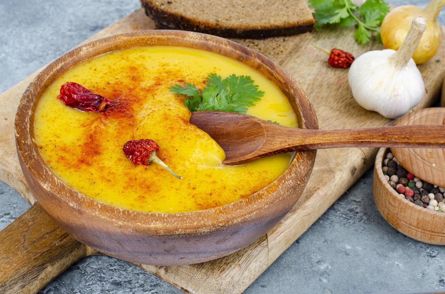 soupe épicée de purée de citrouille au curry et au safran. photo d'atelier.