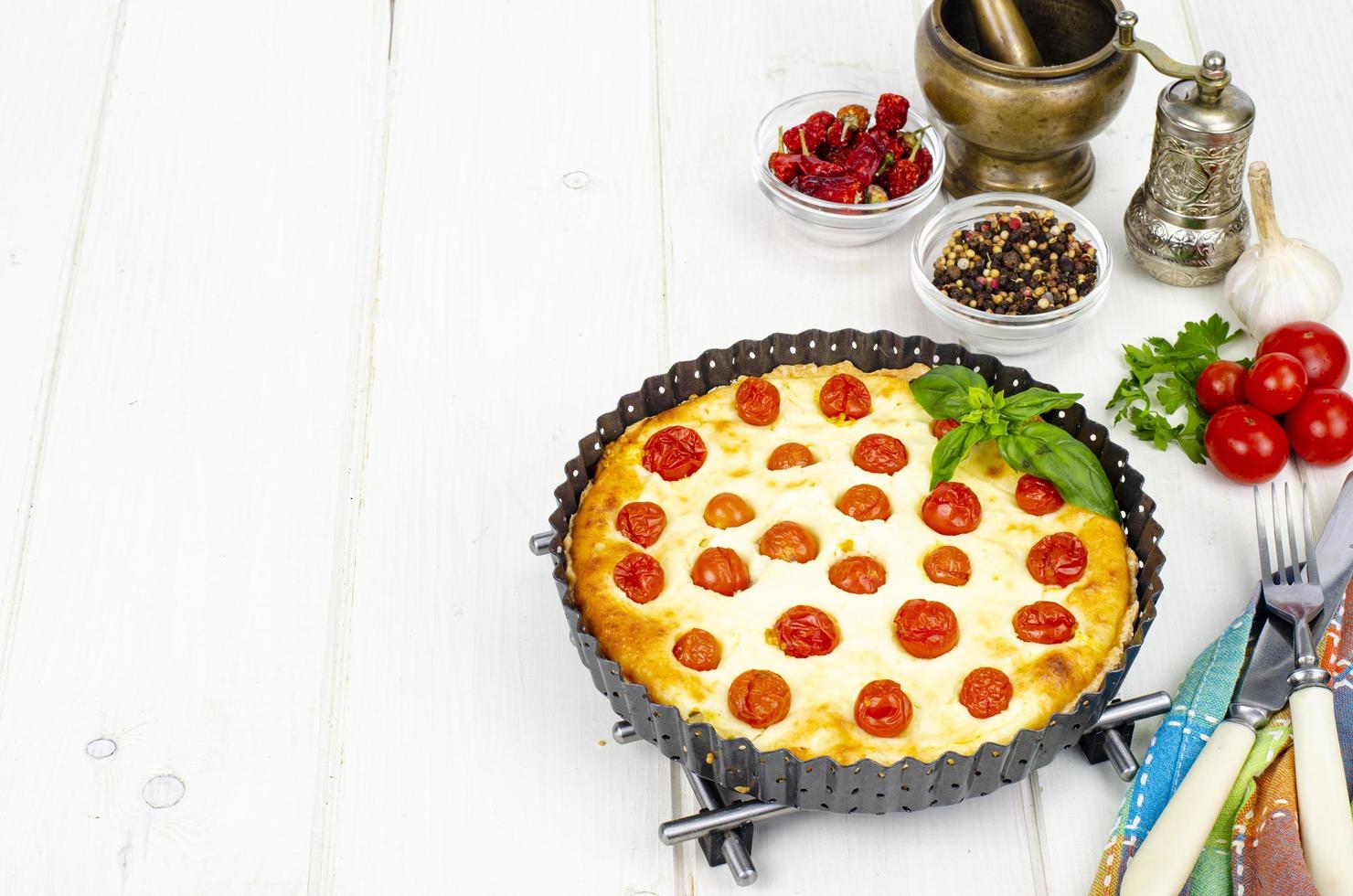 pâtisserie maison. tarte aux tomates cerises. photo d'atelier.