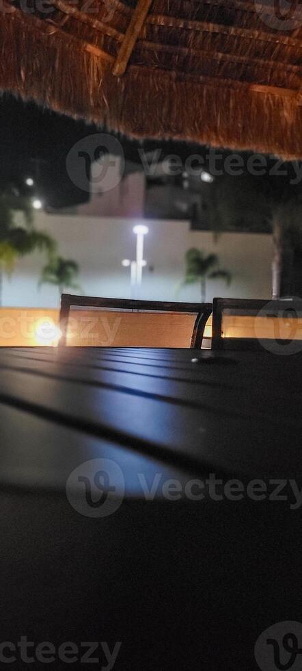 image de foncé table dans jardin avec bassin à nuit photo