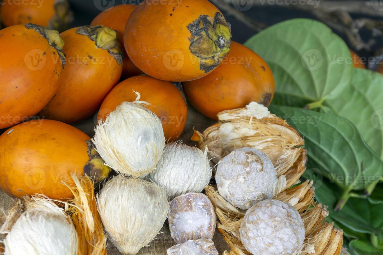 mûr bétel écrou ou areca écrou avec bétel feuille. photo