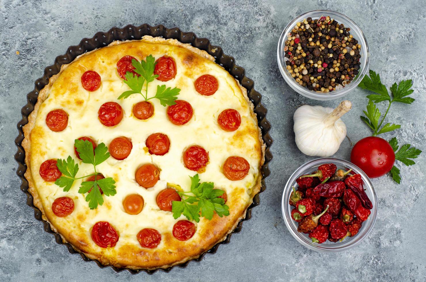 pâtisserie maison. tarte aux tomates cerises. photo d'atelier.