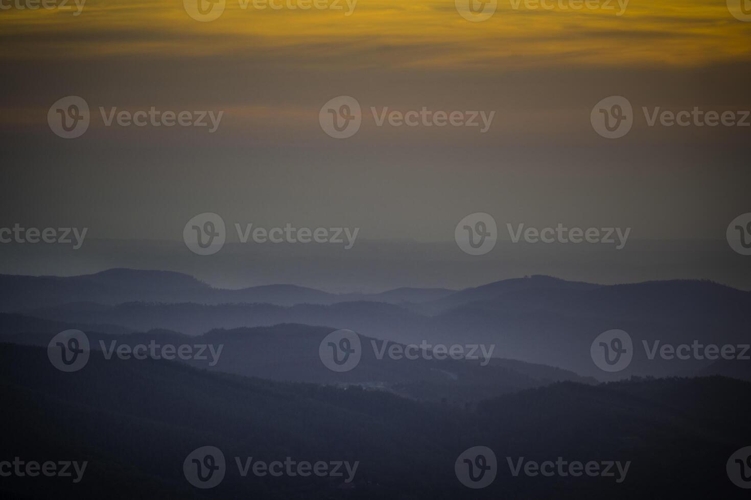 le coucher du soleil vue plus de le roulant montagnes et collines de serra de Monchique photo