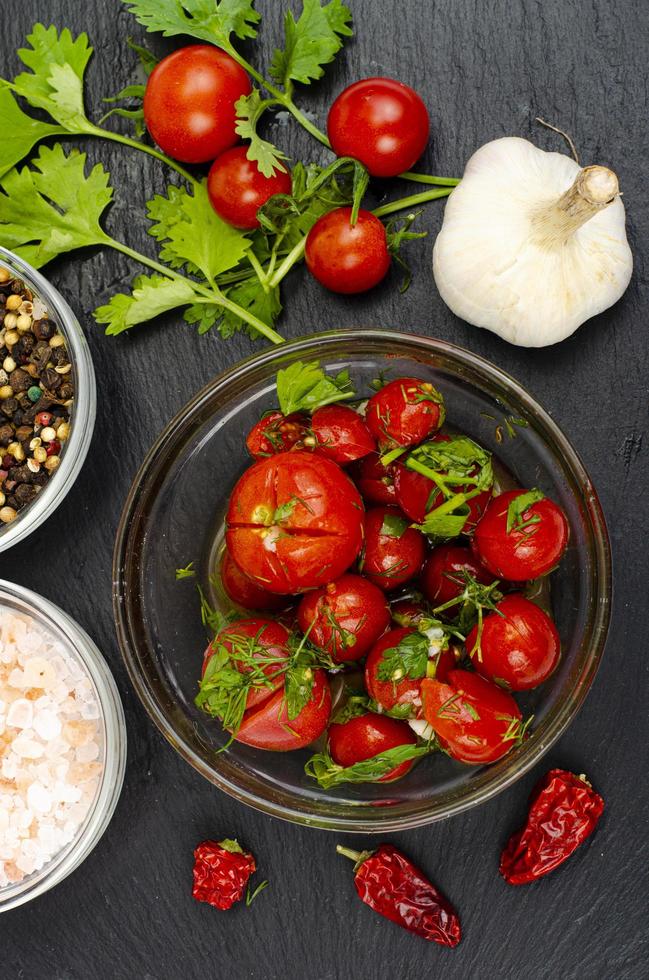 tomates marinées aux herbes et à l'ail. photo d'atelier.