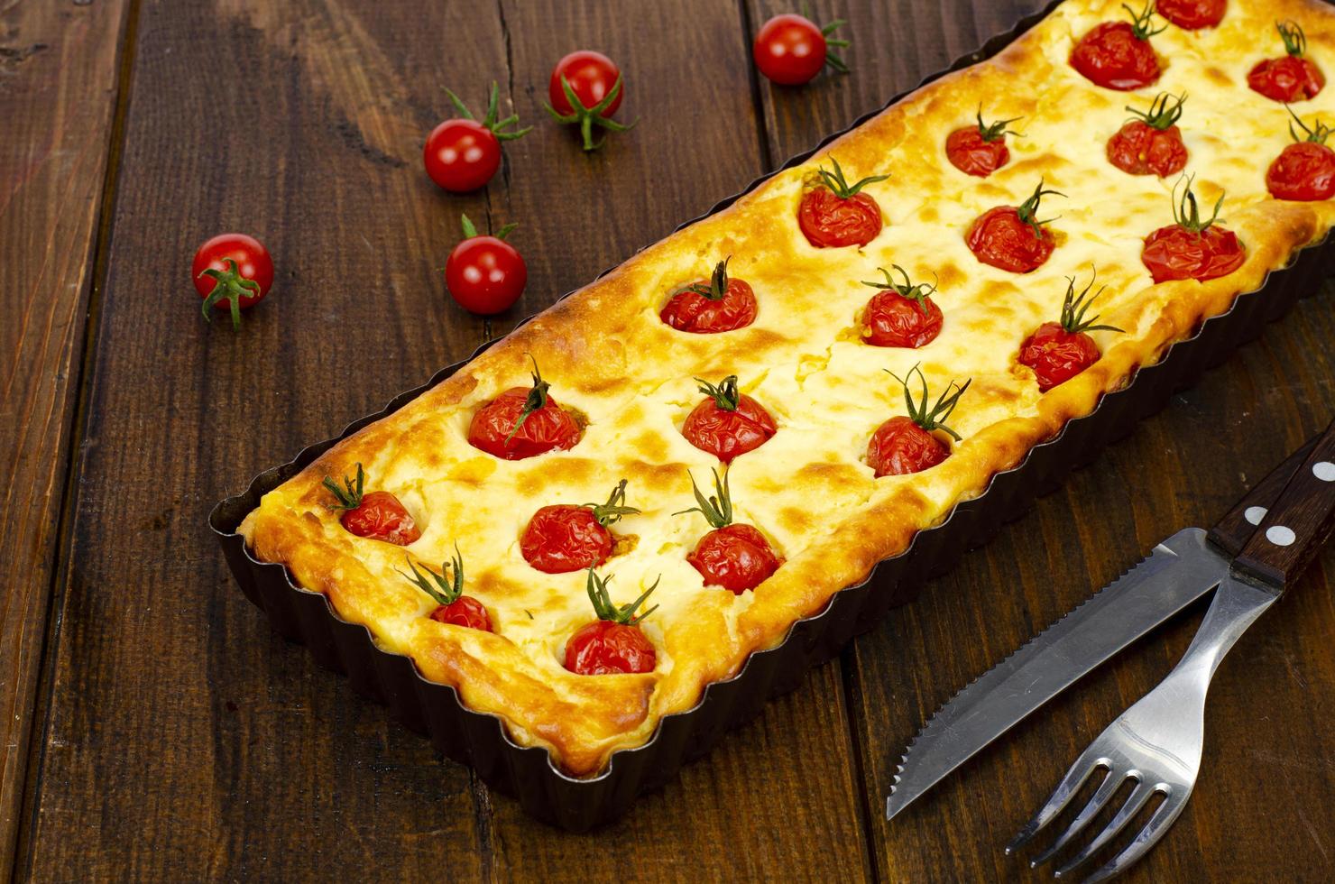 pâtisserie maison. tarte aux tomates cerises. photo d'atelier.