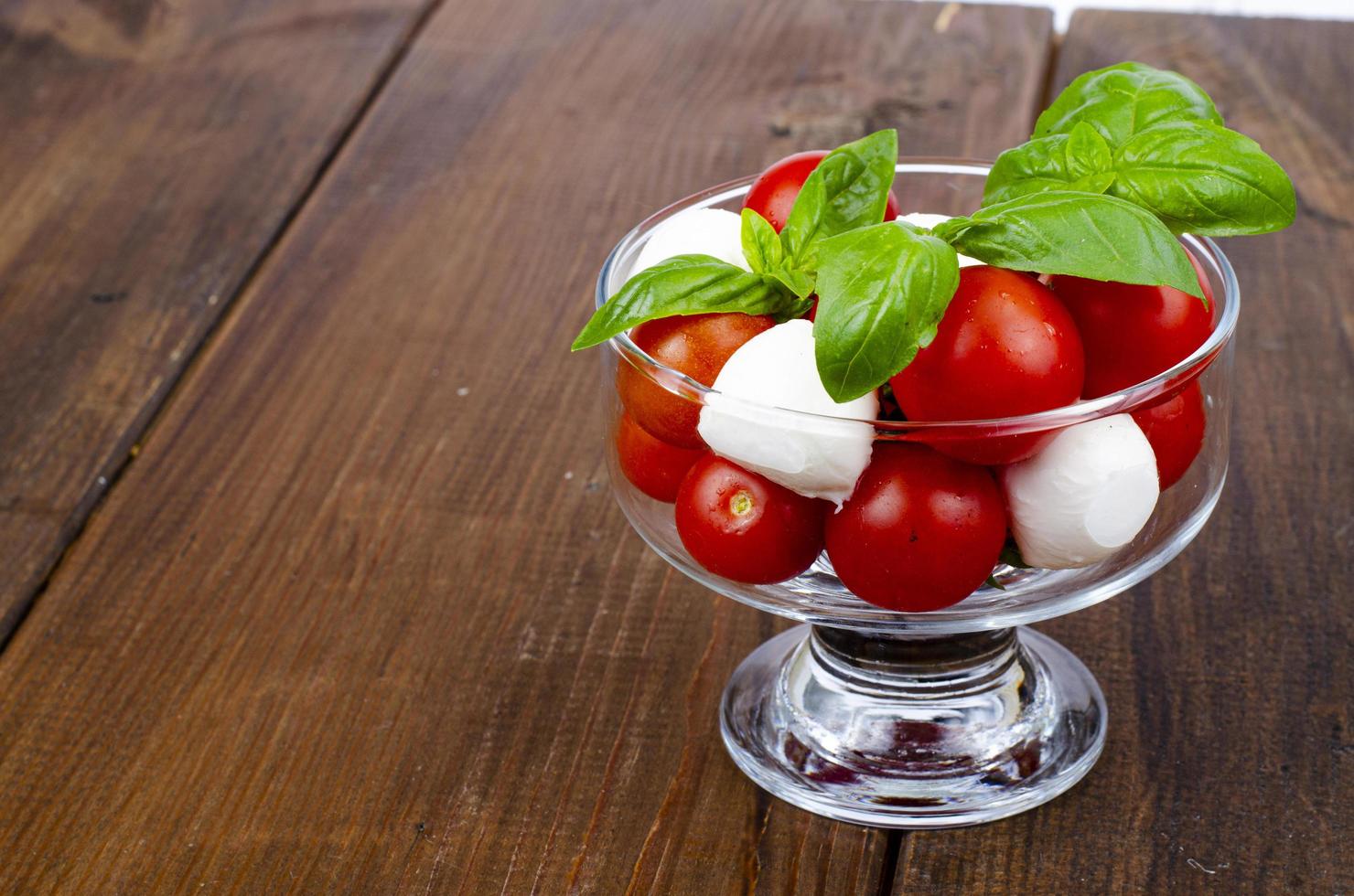 la salade caprese en verre. photo d'atelier.