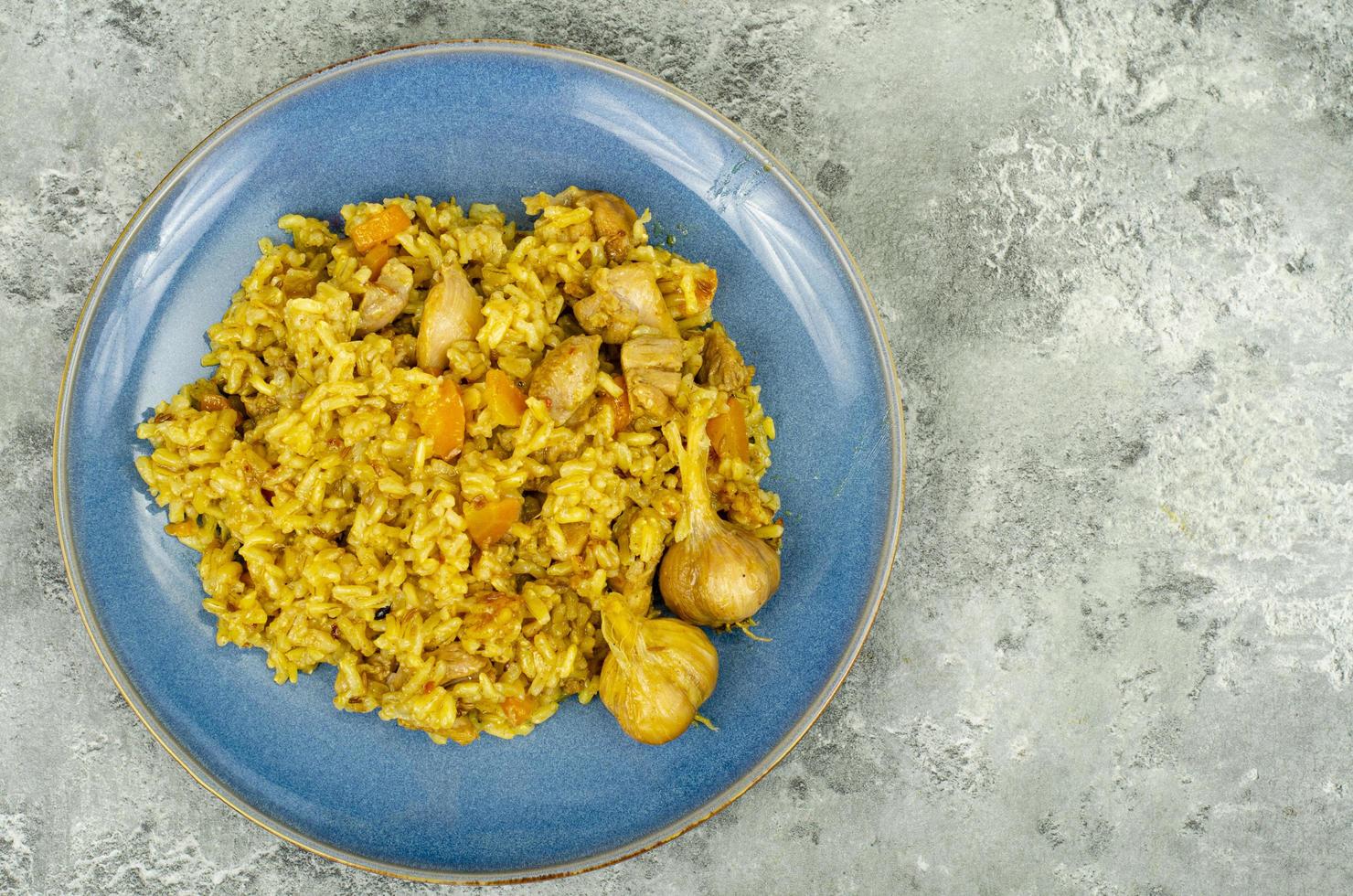 pilaf avec filet de poulet. menu diététique. photo d'atelier.