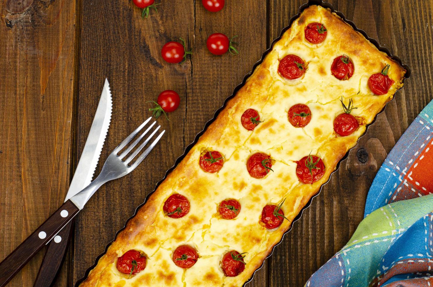 pâtisserie maison. tarte aux tomates cerises. photo d'atelier.