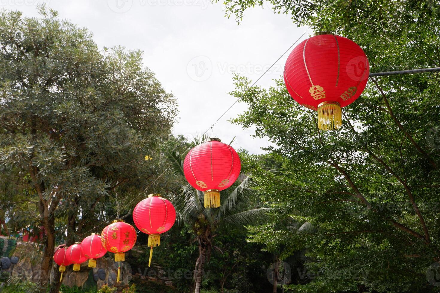 chinois Nouveau année lanterne. traduire le chinois alphabet Daji dali dans lanterne lequel veux dire rentable Commerce photo