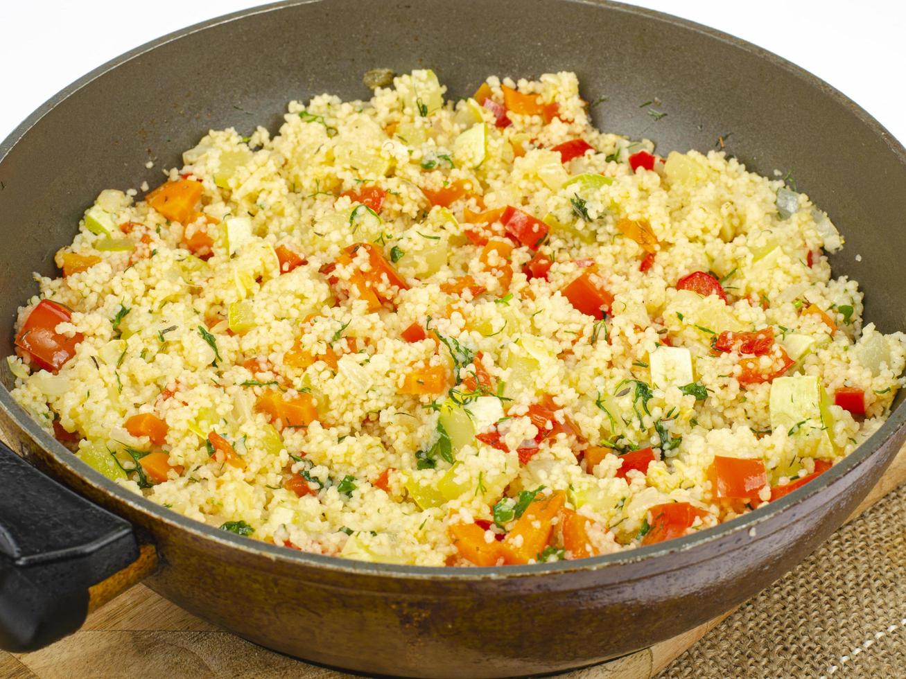 couscous aux légumes dans une poêle. plat de cuisine marocaine. studio photo