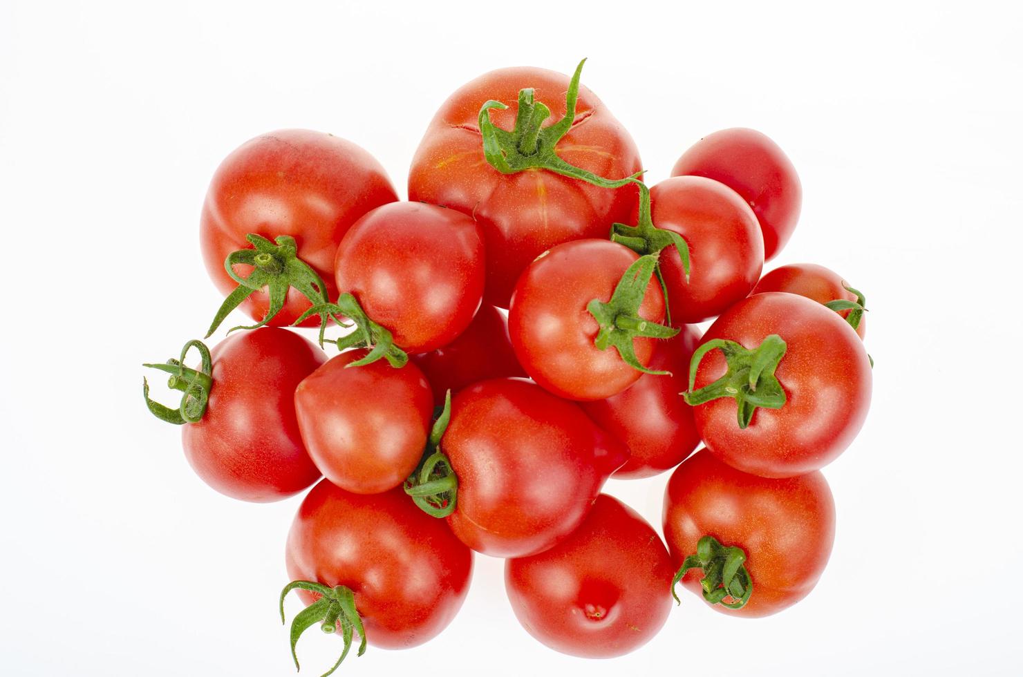 bouquet de tomates fermes roses fraîches mûres avec isolé sur fond blanc. photo d'atelier.