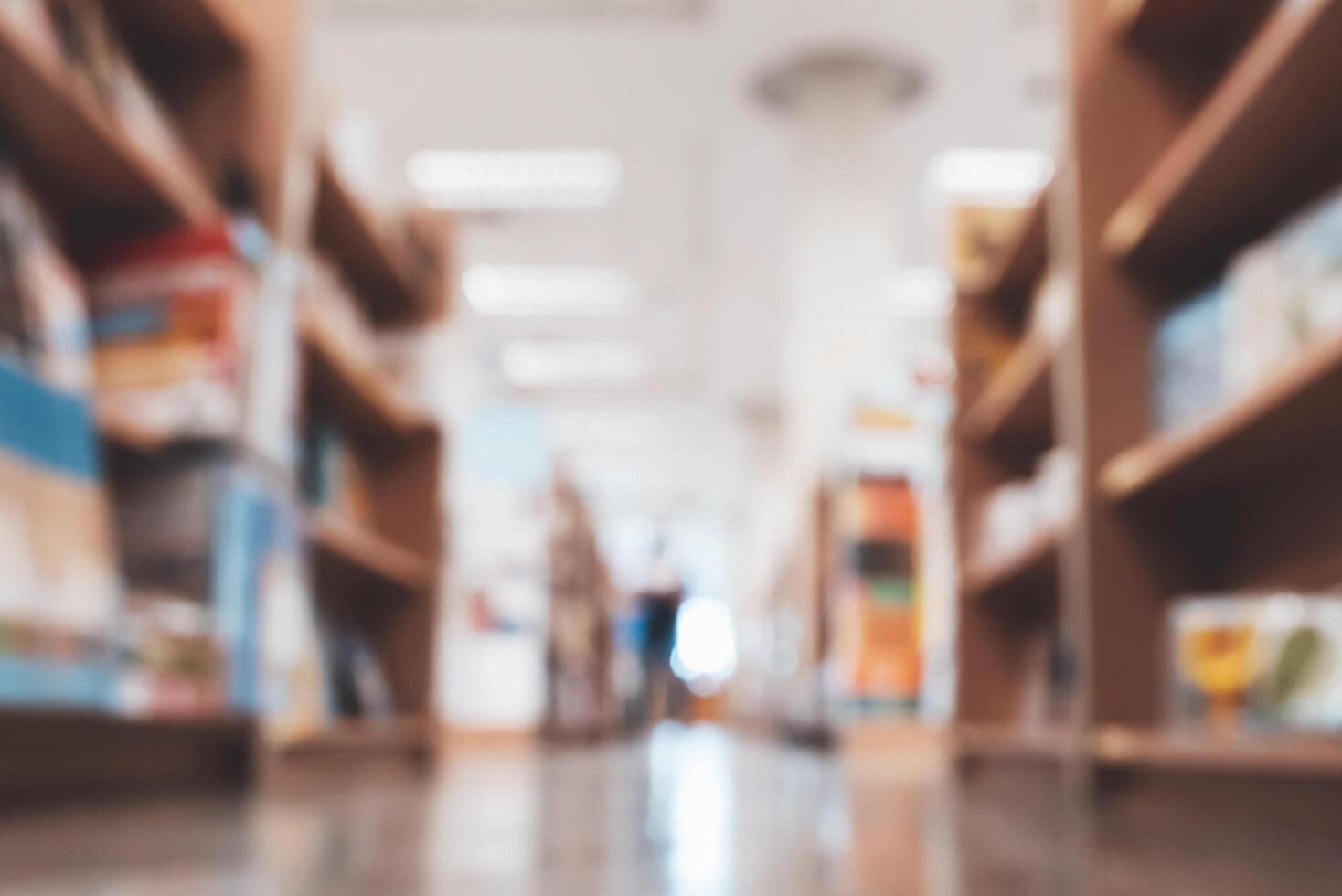 abstrait brouiller Contexte de étagère à livres dans bibliothèque photo