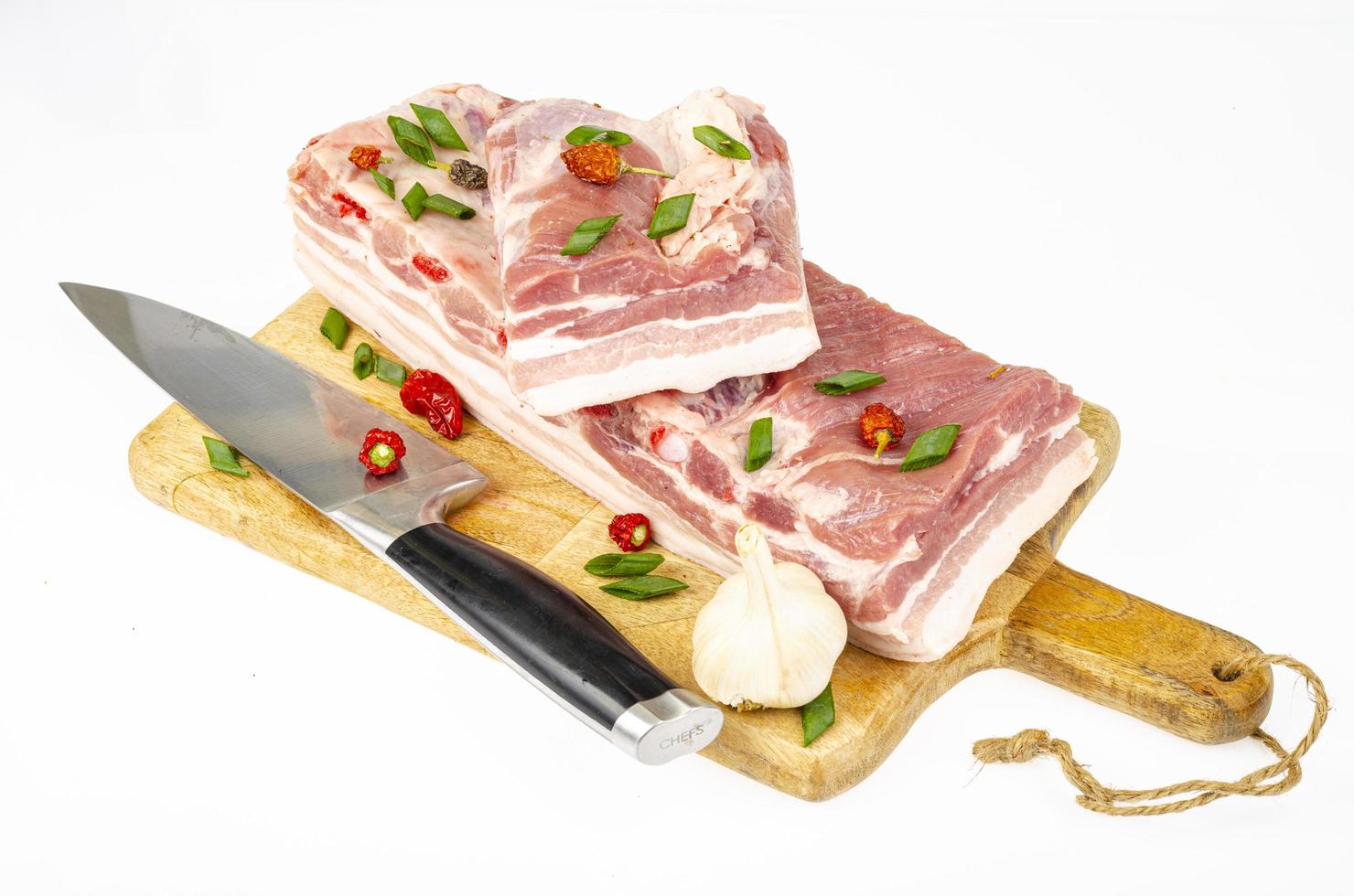 morceau de poitrine de porc crue, viande fraîche pour la cuisson. studio photo