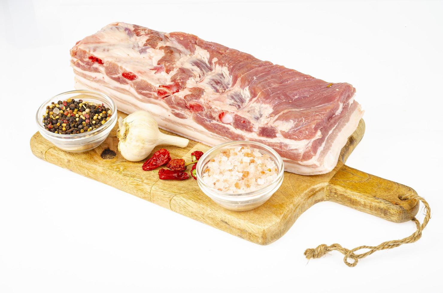 morceau de poitrine de porc crue, viande fraîche pour la cuisson. studio photo