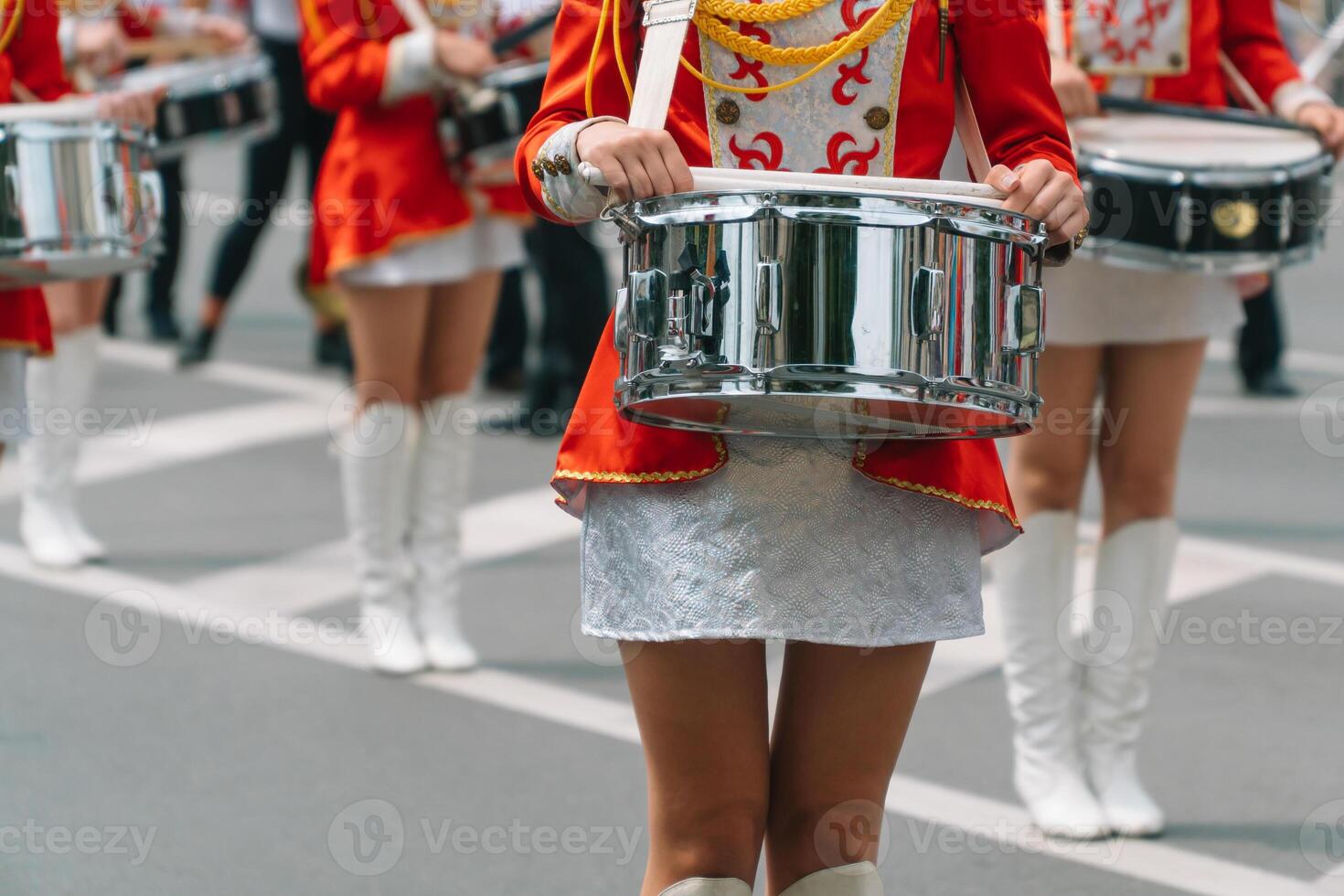 Jeune les filles le batteur à le parade. rue performance. majorettes dans le parade photo