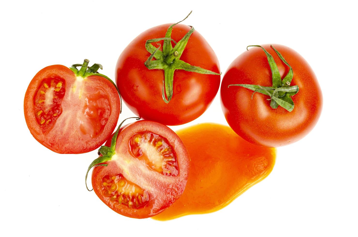 tache de jus de tomate et tomates rouges fraîches isolées sur fond blanc. photo