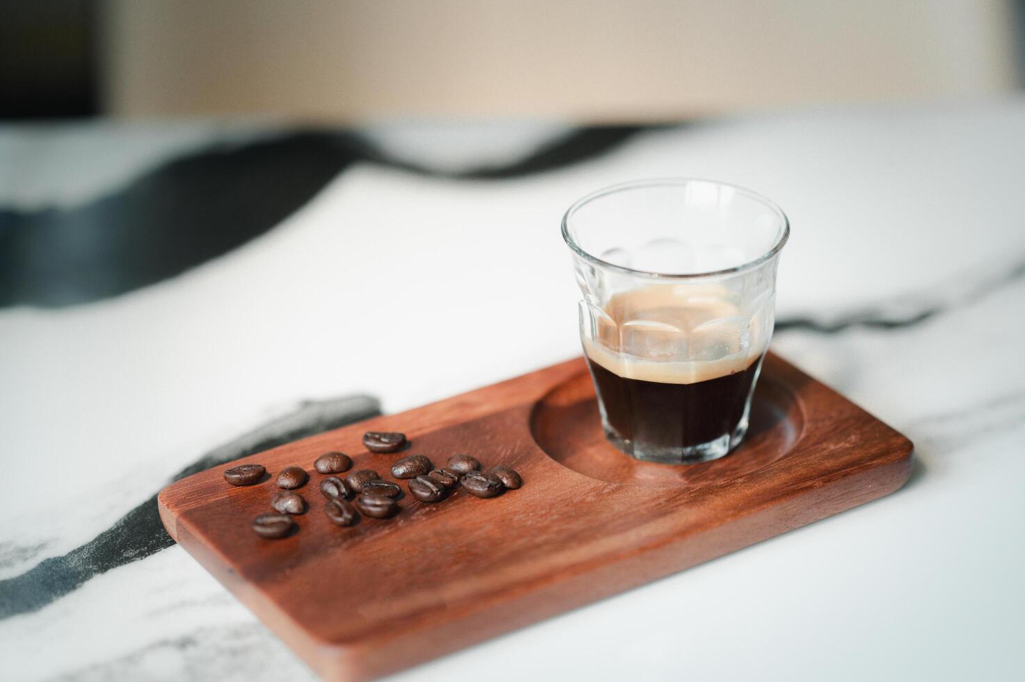 café tasse avec rôti des haricots sur moderne arrière-plan, photo