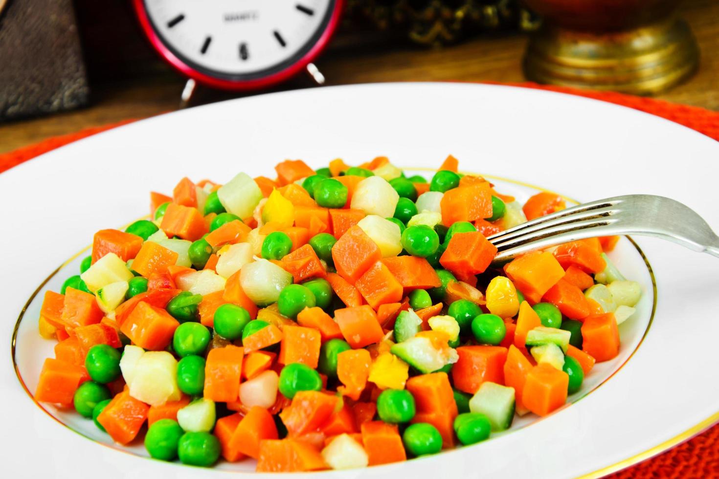 ragoût de légumes juteux. paprika, pois et carottes. nourriture diététique photo