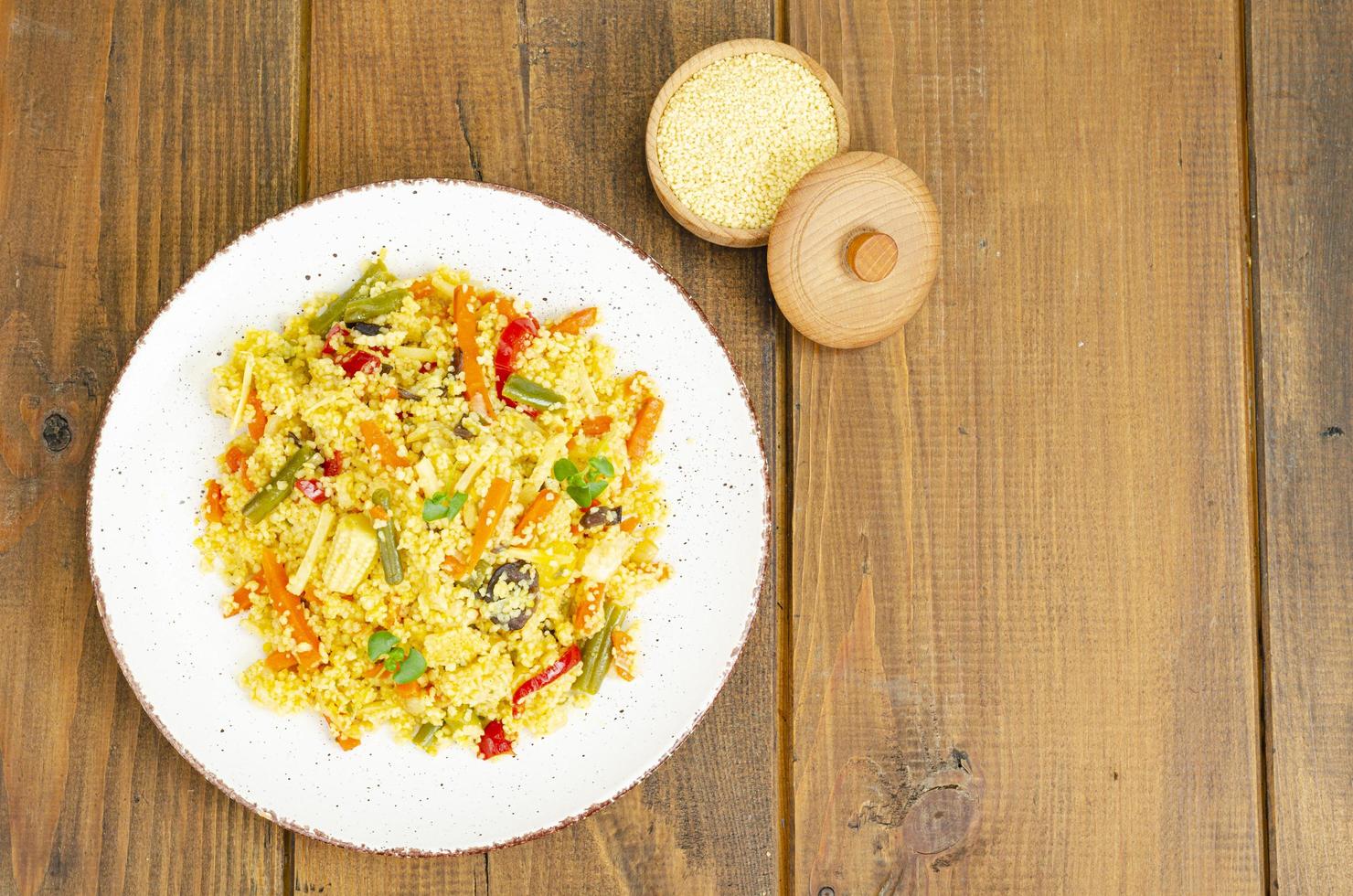 menu végétarien. plats de couscous aux légumes. photo