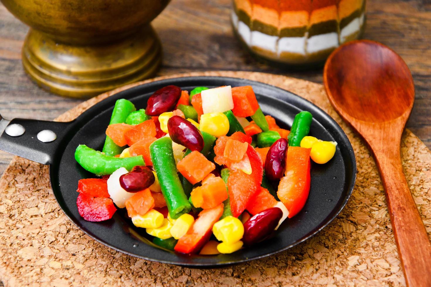 mélange mexicain de légumes. tomates, haricots, céleri-rave, vert b photo