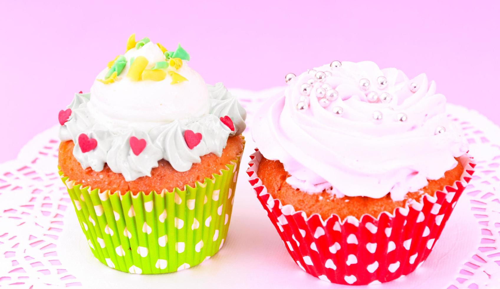 gâteau à la crème, cupcake sur fond de bois. photo