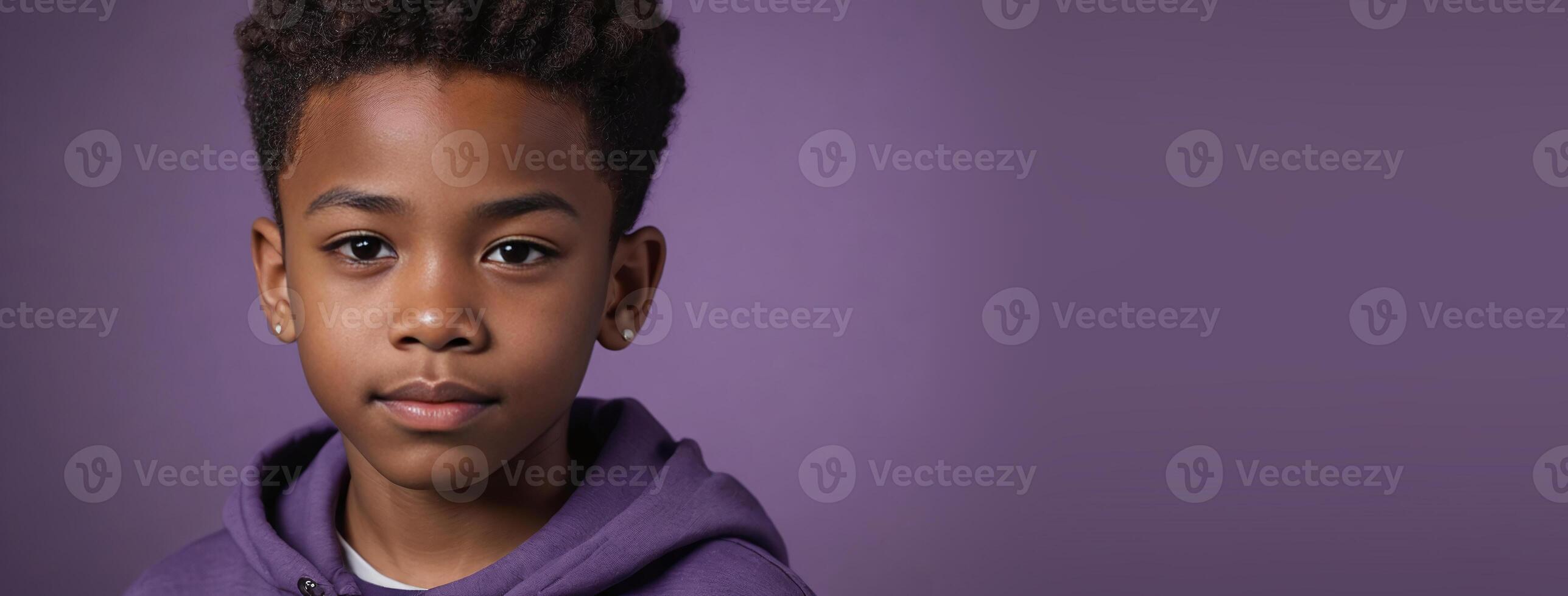 un africain américain juvénile garçon isolé sur une violet Contexte avec copie espace. photo