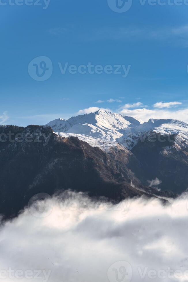 verticale Montagne paysage avec des nuages terre et ciel photo