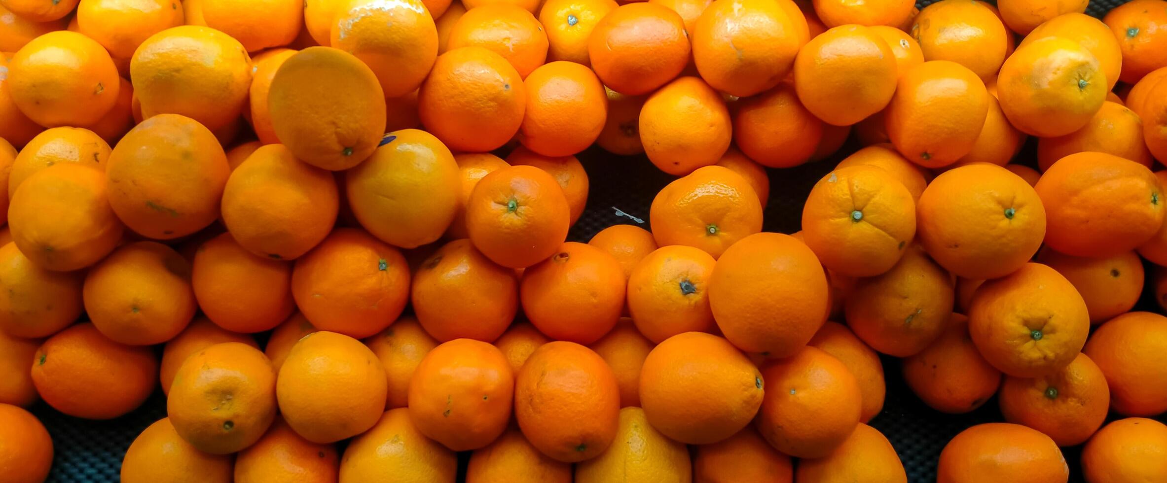 plein Cadre coup de des oranges pour vente à marché stalle photo
