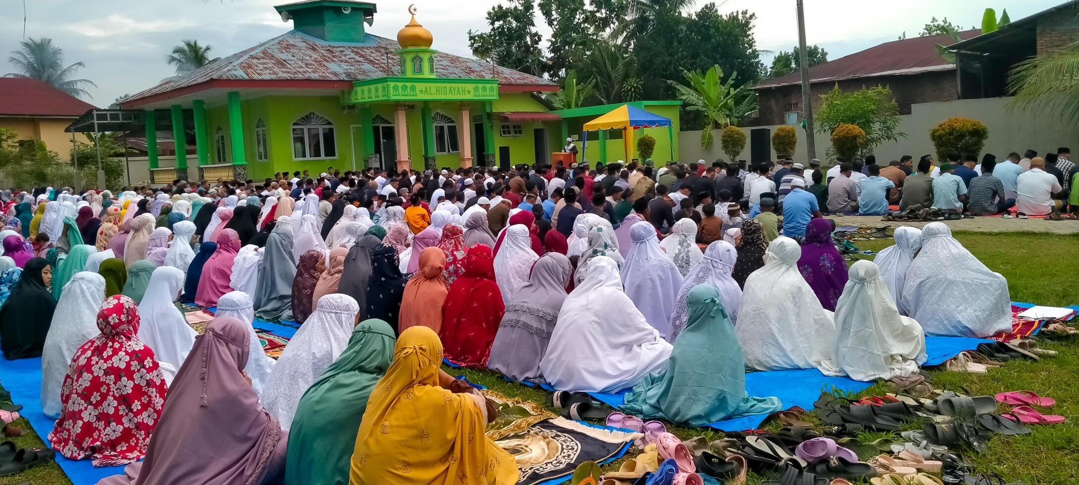 eid al-fitr prière 1445 h dans le mosquée Cour dans délitua ville sur avril dix 2024 photo