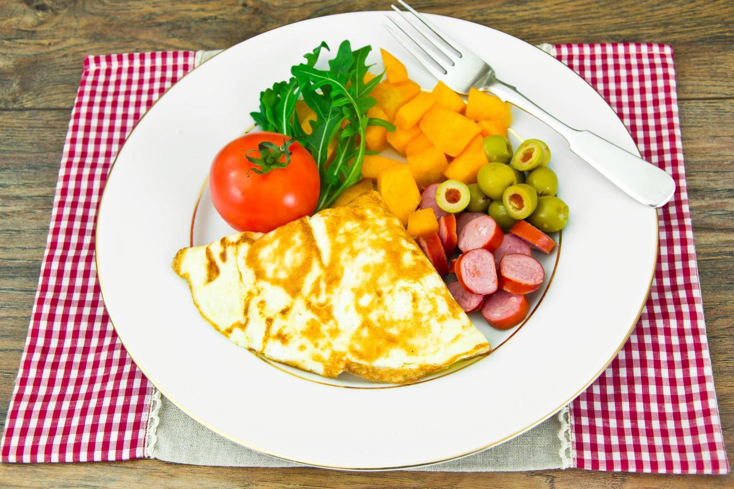 aliments sains et diététiques œufs brouillés avec des légumes photo