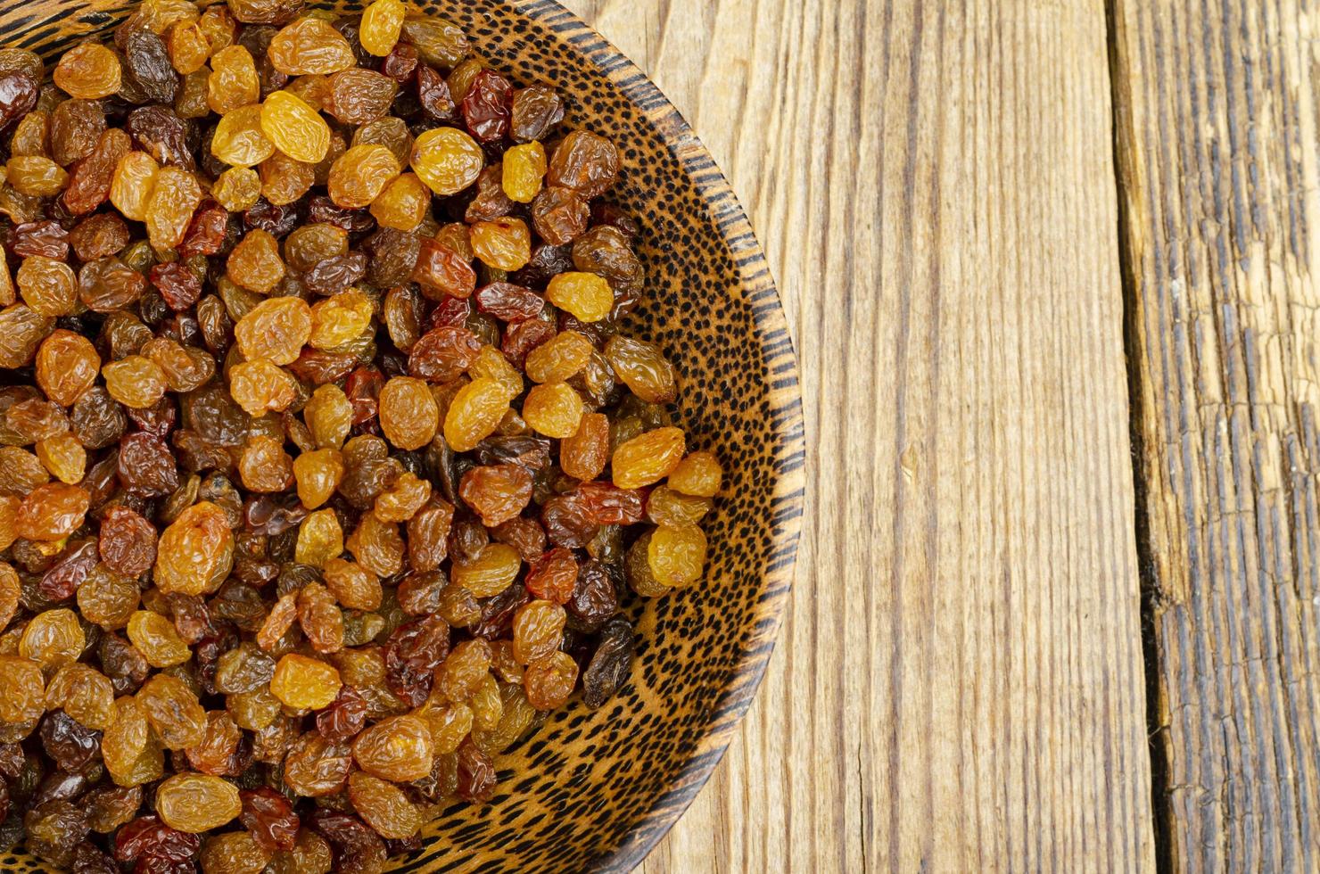 raisins secs, raisins secs dans un bol en bois. studio photo