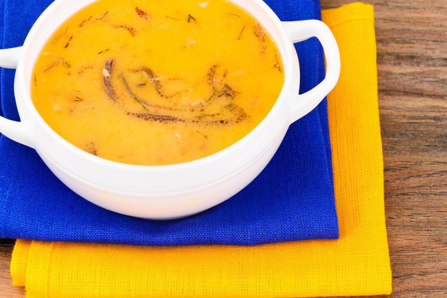 soupe de poisson crémeuse avec des aliments diététiques au saumon et aux algues. photo