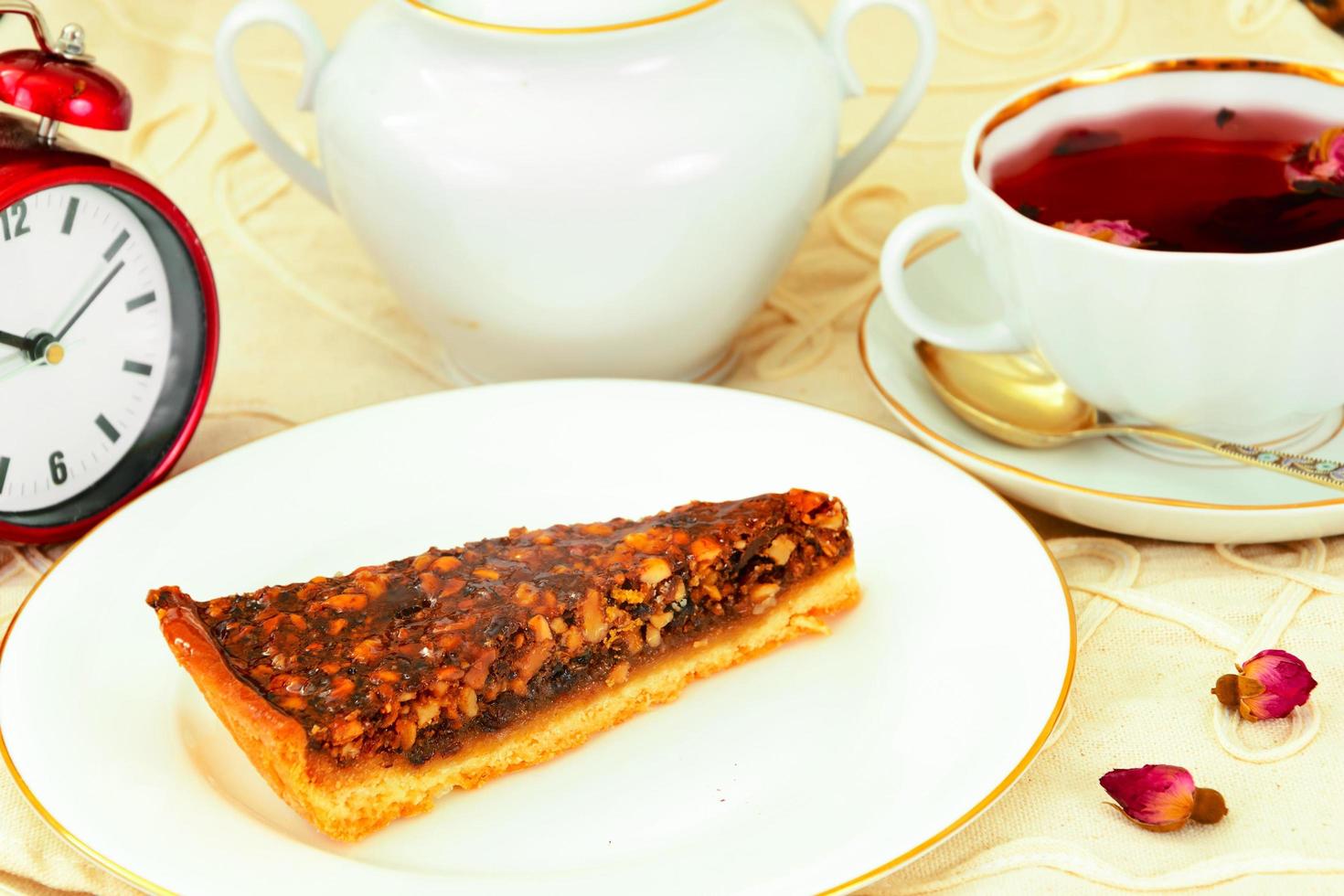 gâteaux faits maison. gâteau aux noix sur plaque. photo