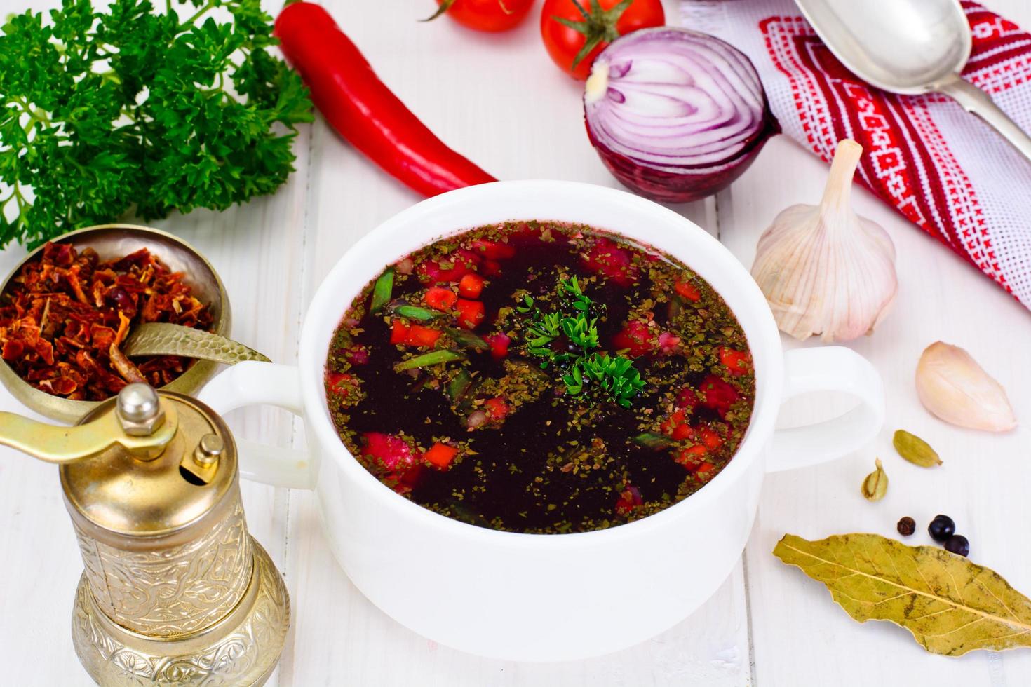 nourriture saine. soupe aux betteraves, haricots verts et légumes photo