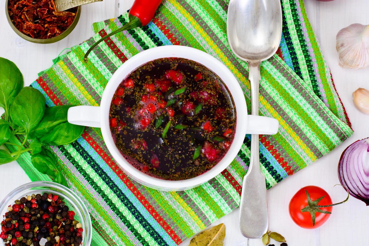 nourriture saine. soupe aux betteraves, haricots verts et légumes photo